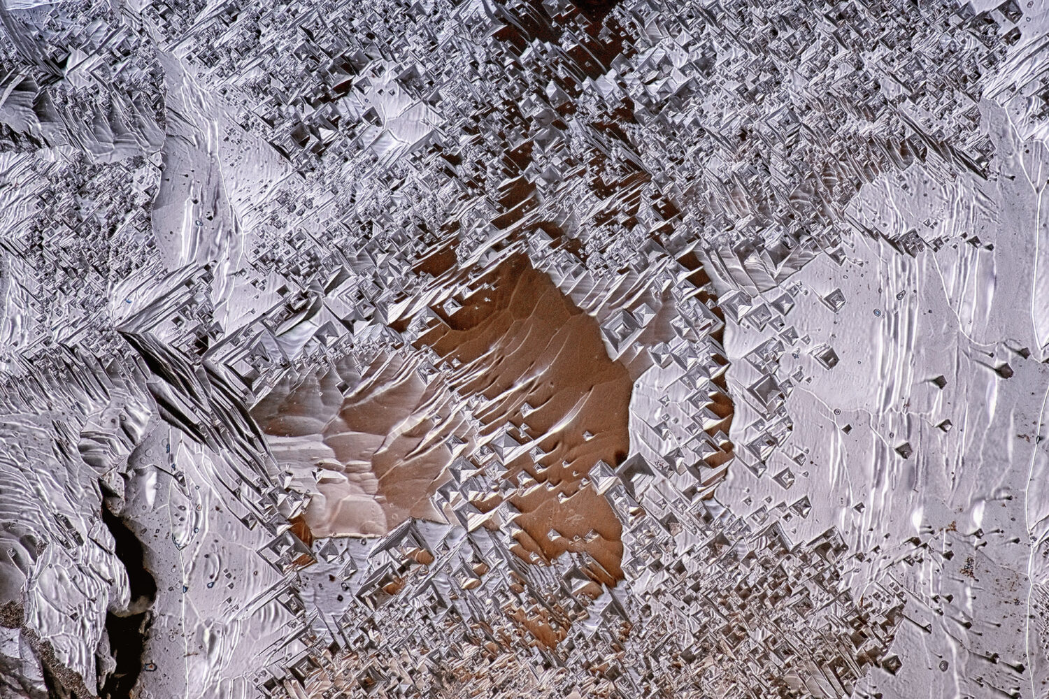 Erwin Geiss Oberfläche eines Diamant-Kristalls. Bildbreite 1 Millimeter. Aus der Serie "Diamantwelten"
